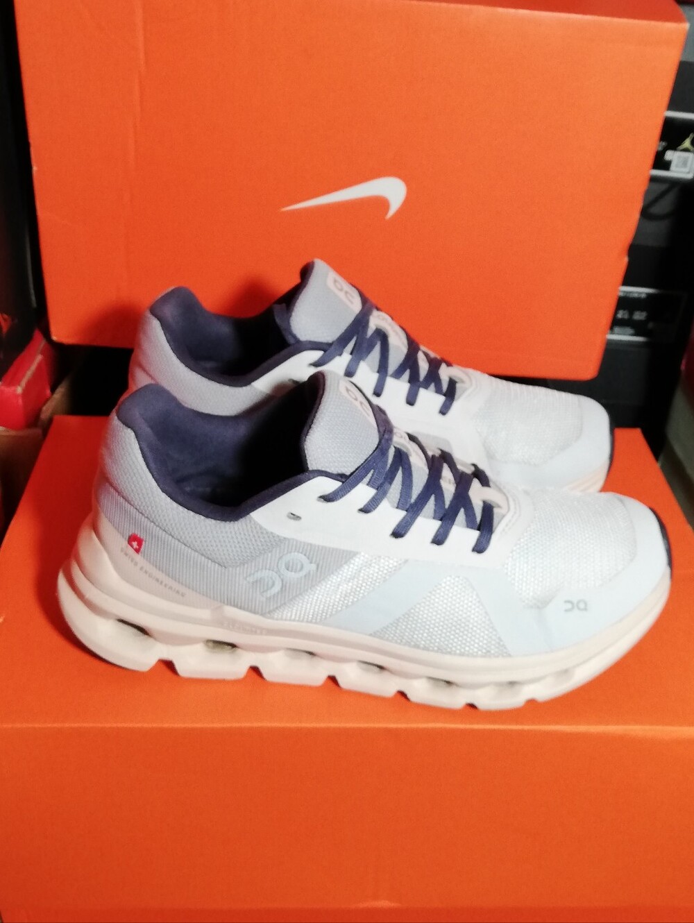 On CLOUDRUNNER3 Women US SIZE 6.5 Good Condition